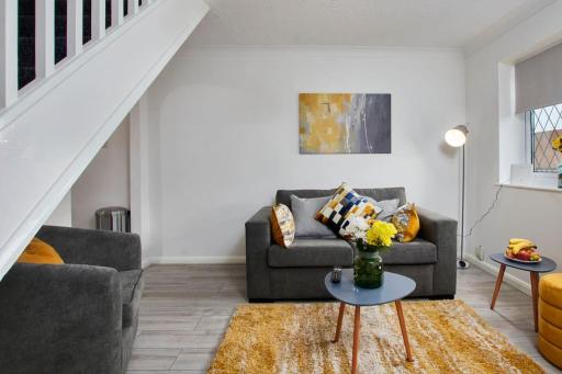 Oakwood House - 2 bedroom with FREE Parking - Housity