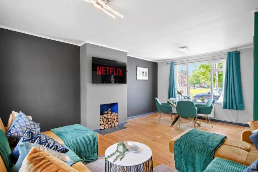 Modern 3 Bedroom House with free Parking - Housity