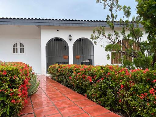 Casa Blanca Vacation Home - Housity