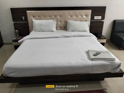 Hotel Vardhman By WB Inn - Housity