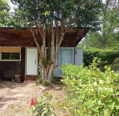 Cabaña monoambiente con pileta y jardín arbolado - Housity