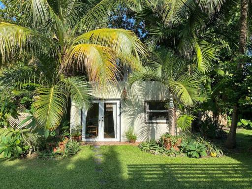 Miami guest house with large pool - Housity