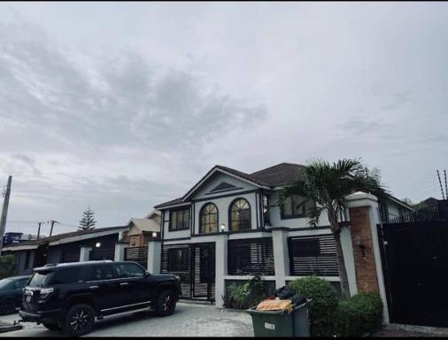 Beautiful Short-let Apartment in Lekki phase 1 - Housity