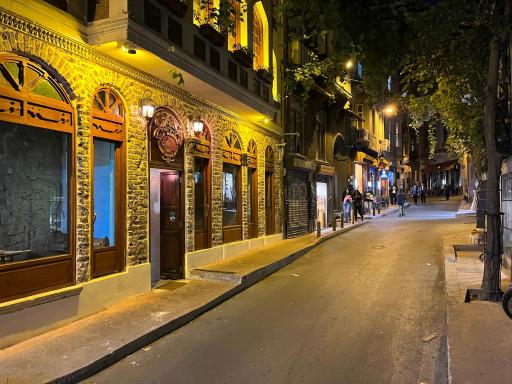 Centrally located, 2+1 house in Taksim, Cihangir - Housity