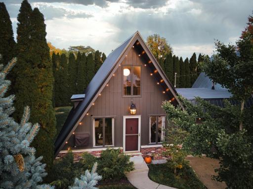Modern A-Frame with Hot Tub - Housity