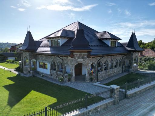 Conacul Cornu 1945 - Housity
