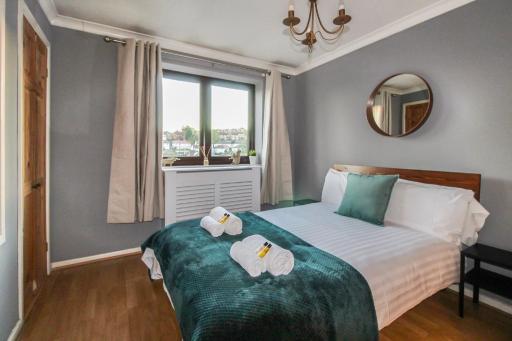 Comfortable 2 Bedroom House with Free Parking - Housity