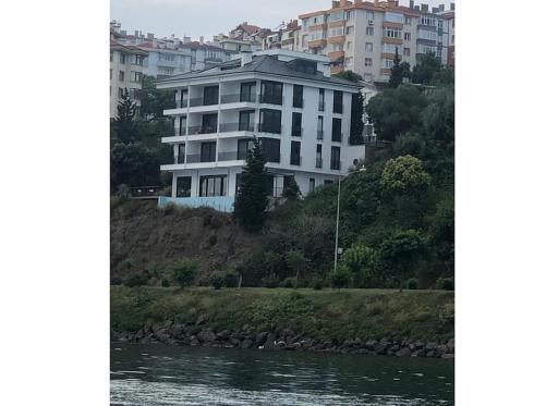 ? 1 Bedroom Seaside Holiday Home with Beach Access - Housity