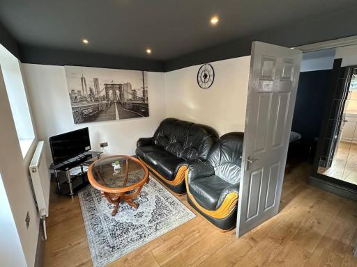 BRAND NEW LARGE Studio Flat! - Housity