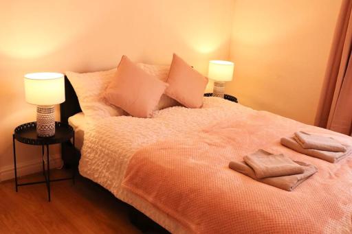 Cozy Family Stay with Free Parking and WiFi - Housity