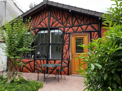 Charming independent guest house - spacious studio with terrace and garden, 25 minutes from Paris - Housity