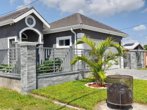 Relaxing 2-Bedroom House with Pool - Housity