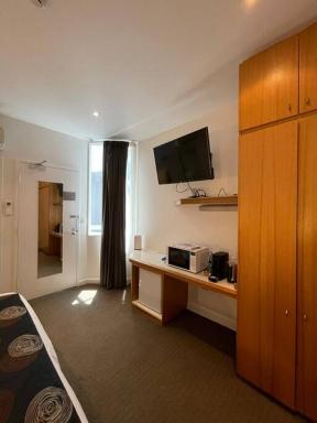 Studio 25/247 gouger st Ex hotel room 430 - Housity