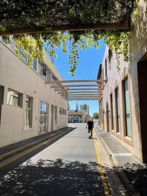 Studio 25/247 gouger st Ex hotel room 430 - Housity