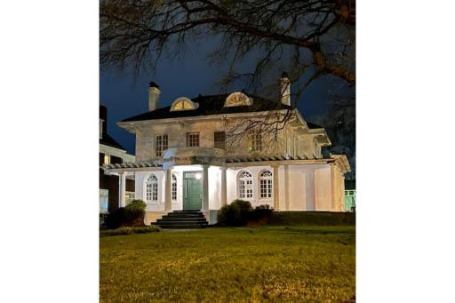 Grand Old White Capitol View - Housity