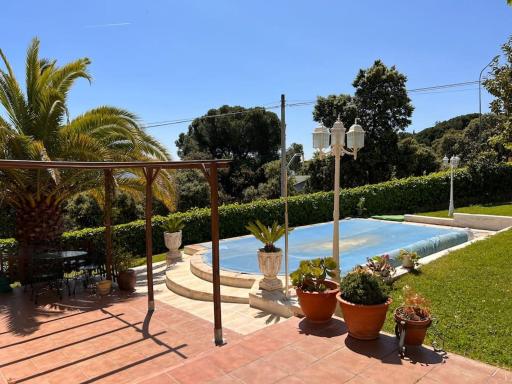 Agradable villa con piscina - Housity