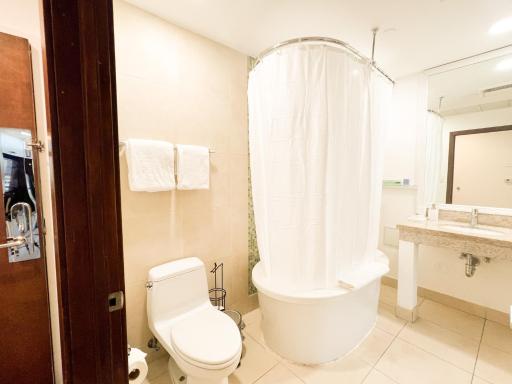 Rooftop-Pool Suite with King Bed in Ocean Dr C303 - Housity