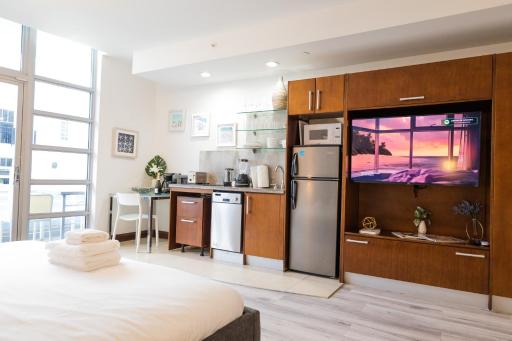 Rooftop-Pool Suite with King Bed in Ocean Dr C303 - Housity