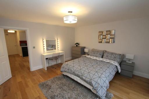 Lovely One Bed Apartment-Near All Transport-Village-FreeParking - Housity