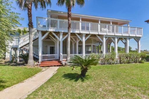 Fun in the Sun in Seabrook Kemah Huge Deck Games Fishing Pet Friendly - Housity