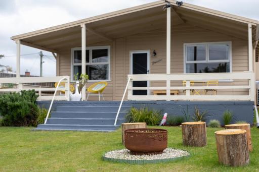 Pebbleton, Retro Riverside Cottage, Tamar Valley - Housity