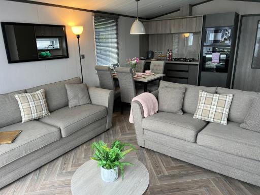 Arranview Lochside Pods & Lodges all with private Hot-tubs - Housity