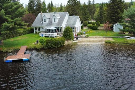 Private Beach, Jacuzzi & Ski - Housity