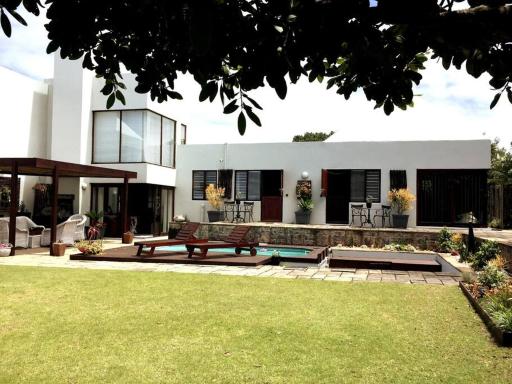 PYRAMID HOUSE BY THE SEA - Housity