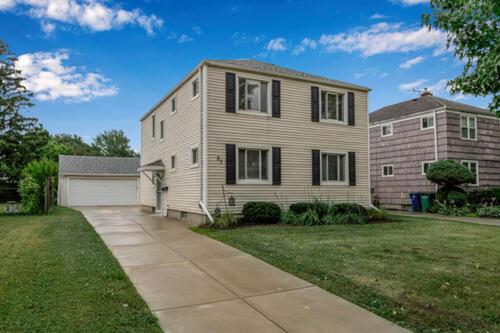 Entire 4 Bedroom 2 Bathroom House with Free Driveway Parking in North Buffalo - Housity