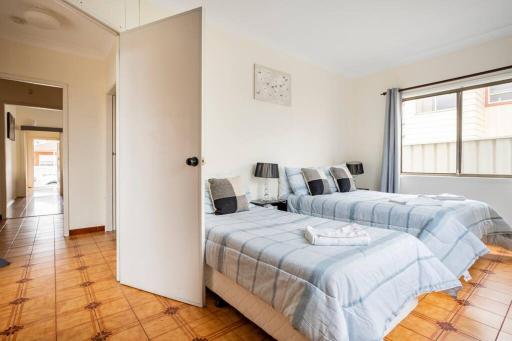 Wollongong station holiday house with Wi-Fi,75 Inch TV, Netflix,Parking,Beach - Housity