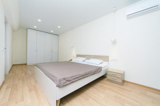 Studiia na Beresteiskoi - Housity