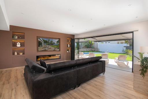 Modern Fully Renovated Villa, Just a 5 Minute Drive From The Beach - Housity