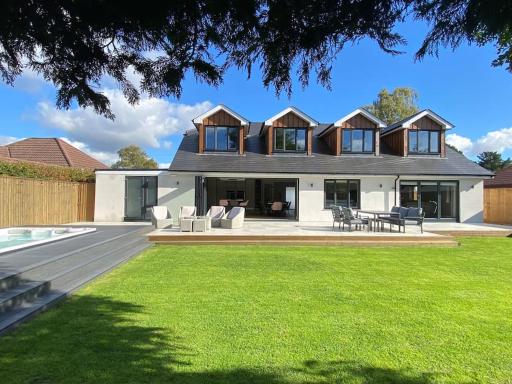 Large Luxury 5 Bedroom House with Large Garden and SwimSpa (Pool/Hot Tub) Near Poole, Dorset - Housity