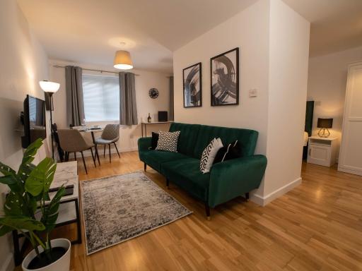 Modern & Central - KING Bed, Super FAST Wi-Fi - Housity