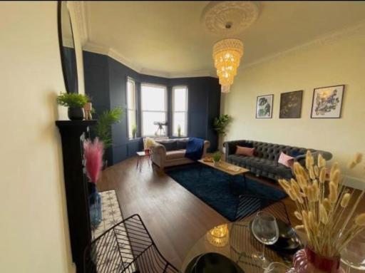 Trafalgar House - Beach Front - Coorie Doon - Housity