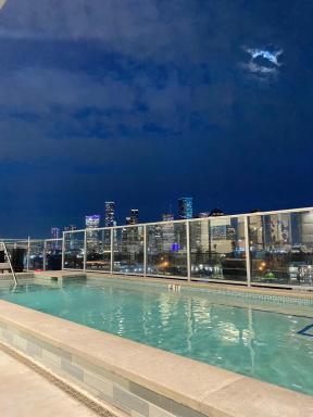 Lux 1-bedroom w/highrise pool and view in downtown Houston - Housity