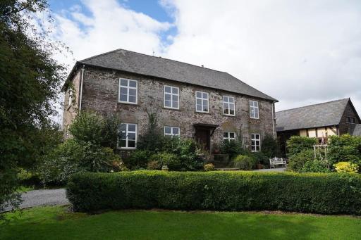 Beautiful farmhouse near Abergavenny - Sleeps 6-26 - Housity