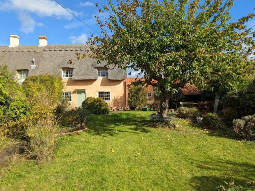 Charming English Country Cottage - Housity