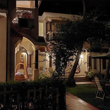 Elegant Shades - Housity