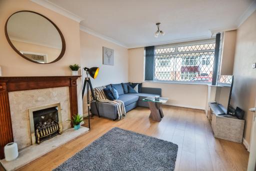 Modern & Cosy Semi-Detached House close to UHCW & M6 - Sleeps 7! - Housity