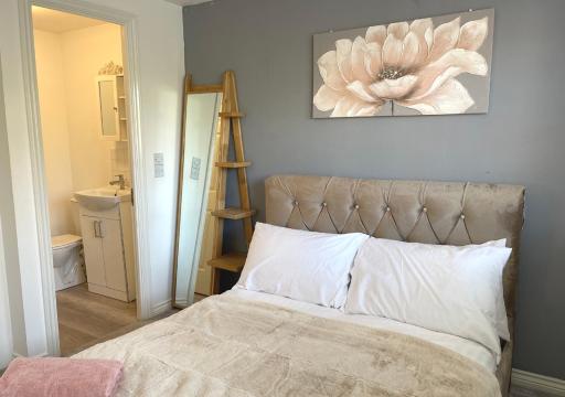 Canterbury Holiday Home Sleeps 5 WIFI Parking for 2 cars - Housity
