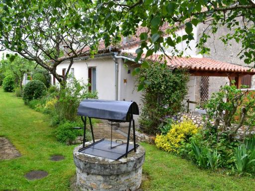 Maison de plain-pied avec jardin clos, jeux enfants, vélos, animaux acceptés, proche Montbron - FR-1-653-6 - Housity