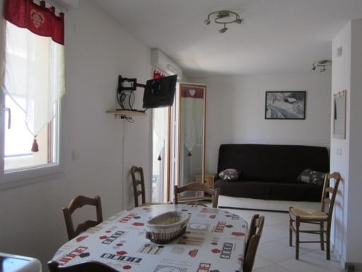 Studio spacieux 32m², 4 pers., centre de Villard-de-Lans, terrasse, parking, proche commodités - FR-1-689-96 - Housity