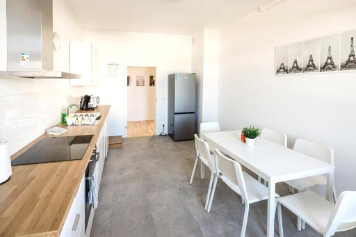 Modern & Chic Apartment with Balcony - Housity
