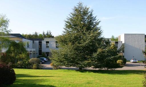 Eight Acres Hotel - Housity