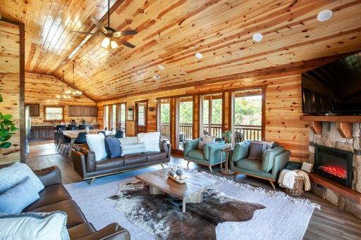 Splash of Gatlinburg - Pool, Hot Tub & Game Room! - Housity