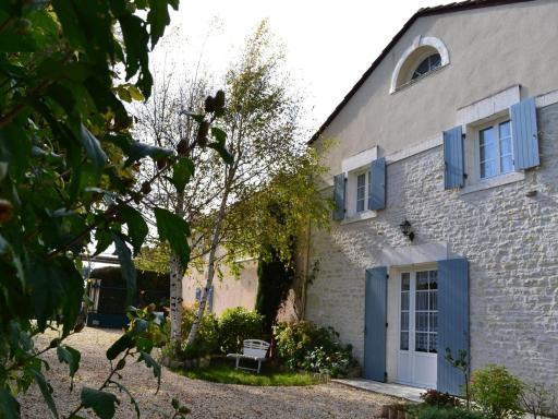 Gîte au bord de la Charente avec jardin privatif, wifi fibre, vélos et équipements familiaux - FR-1-653-162 - Housity