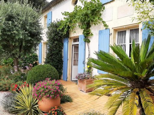 Maison familiale avec jardin paysagé, cheminée, wifi, et proche de La Rochefoucauld - FR-1-653-164 - Housity