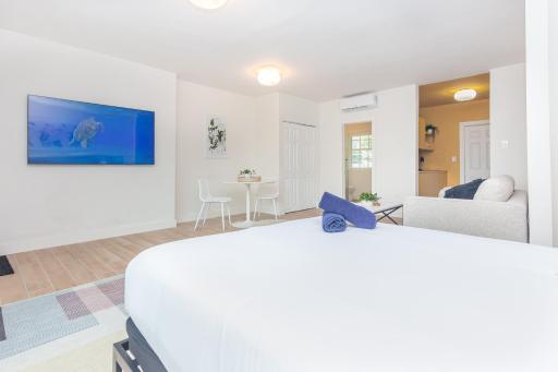 Large Stylish Studio Apartment In El Portal #3 - Housity