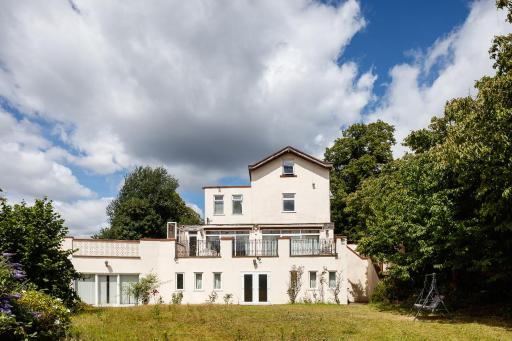 Beautiful 'Mayfield' Villa with private pool! - Housity